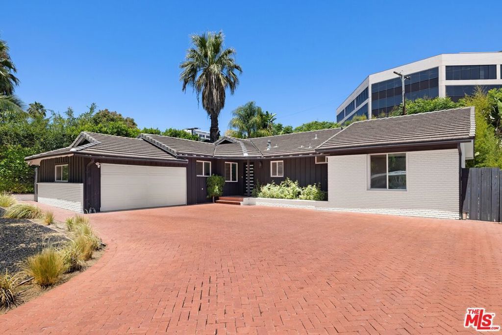 16141 Dickens Street, Encino