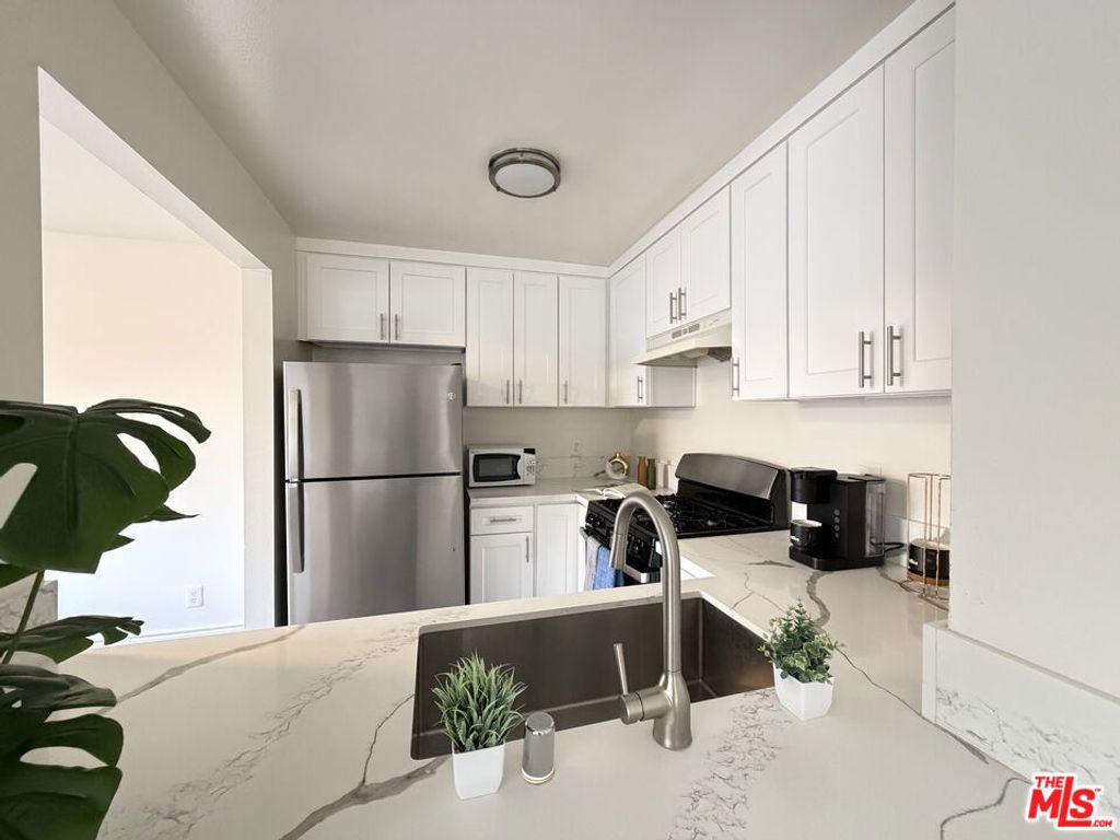 326 S Manhattan Place # 210, Los Angeles