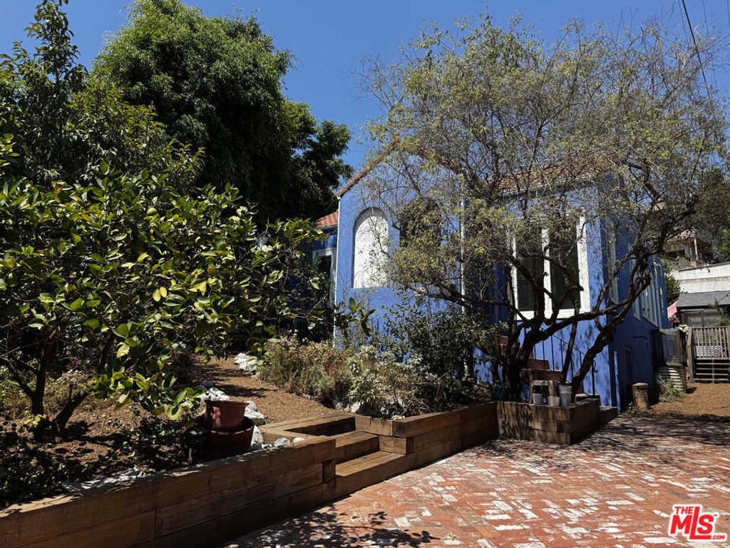 2257 Earl Street, Los Angeles