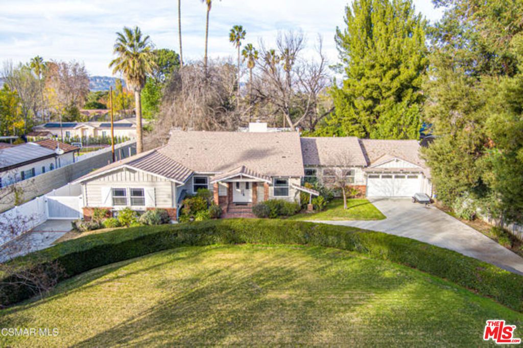 22839 Oxnard Street, Woodland Hills