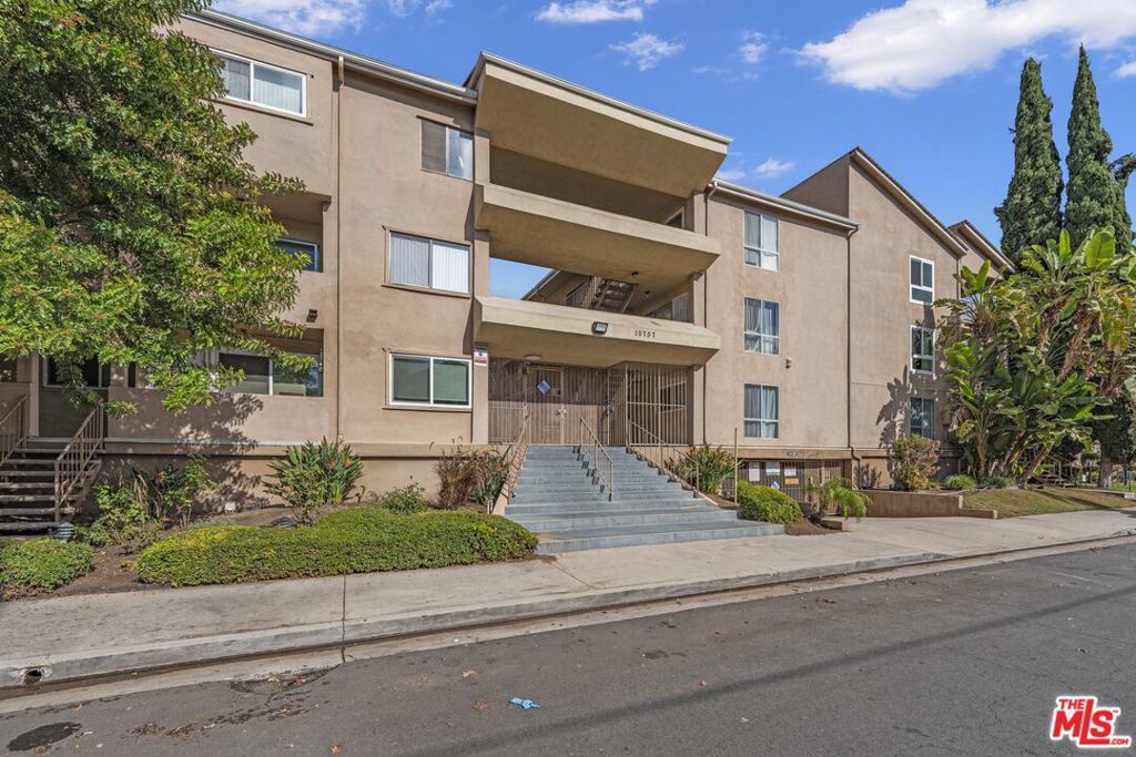 10757 Hortense Street # 303, Toluca Lake
