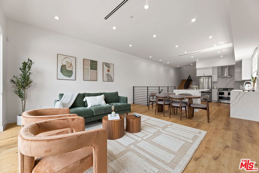 5118 Laurel Canyon, Valley Village