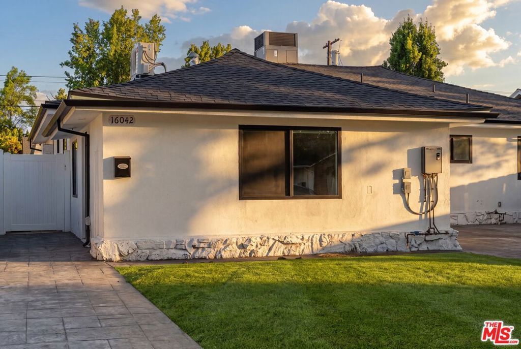 16042 Knapp Street, North Hills