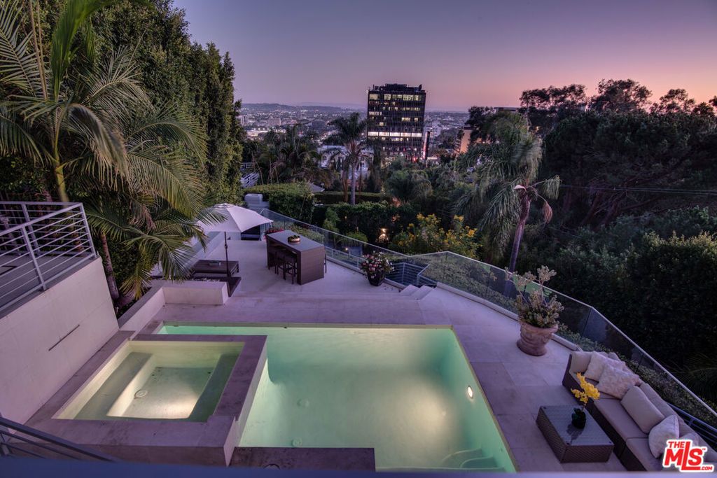 8954 St Ives Drive, Los Angeles