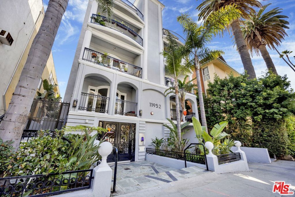 11952 Montana Avenue # 303, Los Angeles