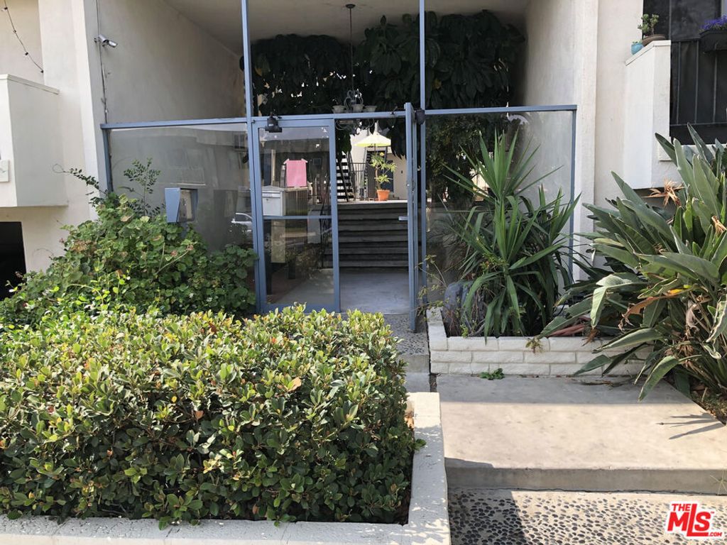 18600 Burbank Boulevard # 202, Los Angeles