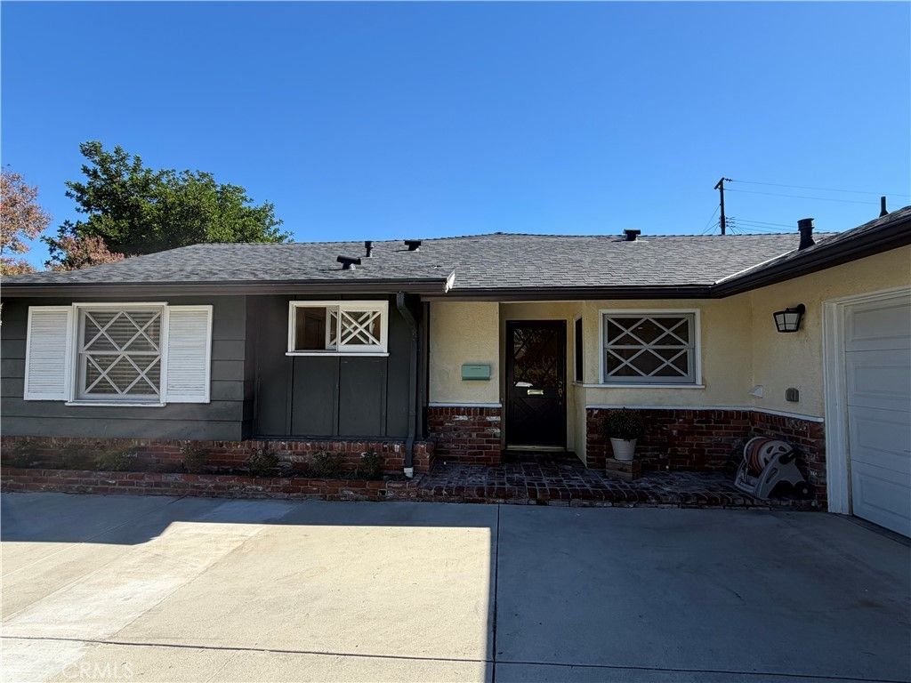 1480 Atterbury, Walnut