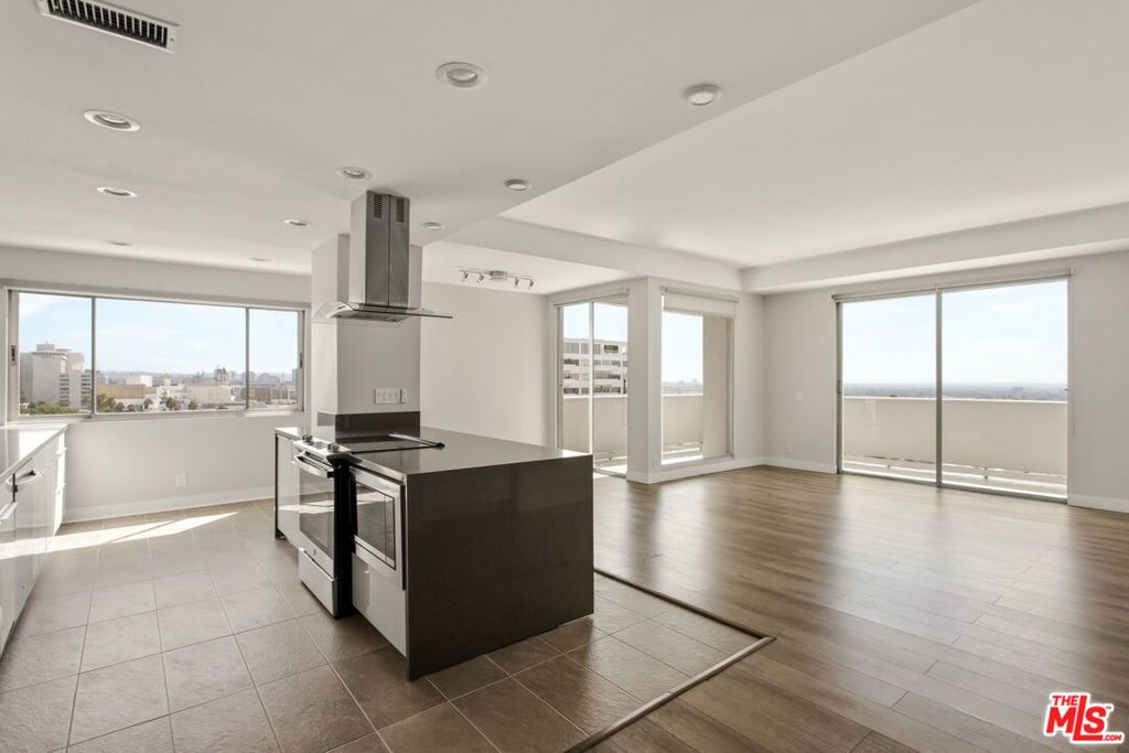 7250 Franklin Avenue # 717, Los Angeles