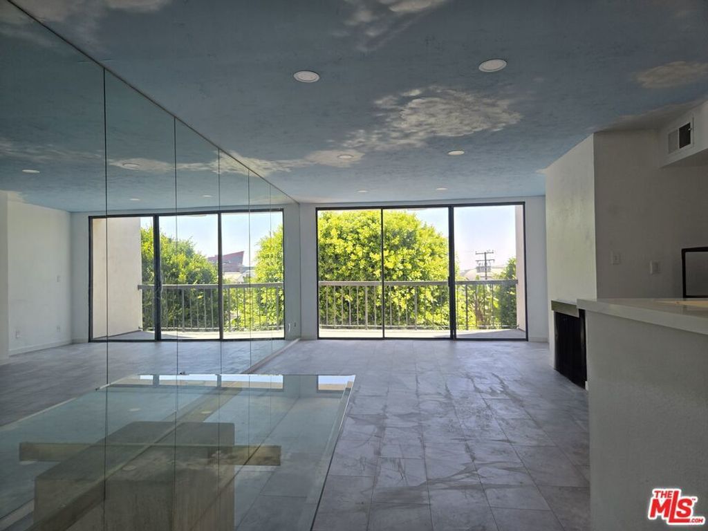 8535 W West Knoll Drive # 301, West Hollywood