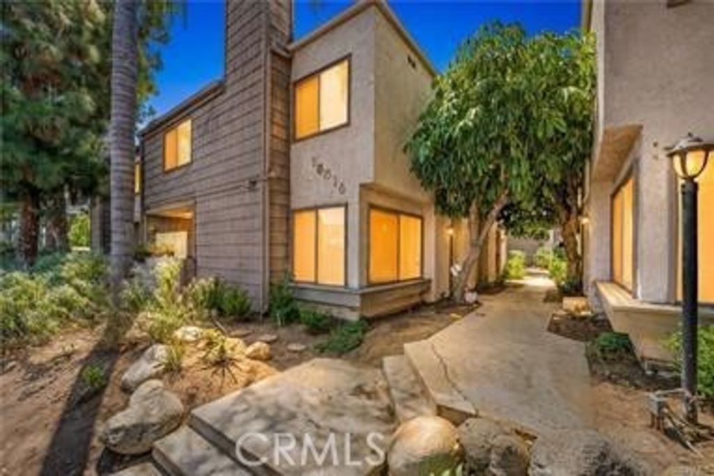 18316 Hatteras # 20, Tarzana