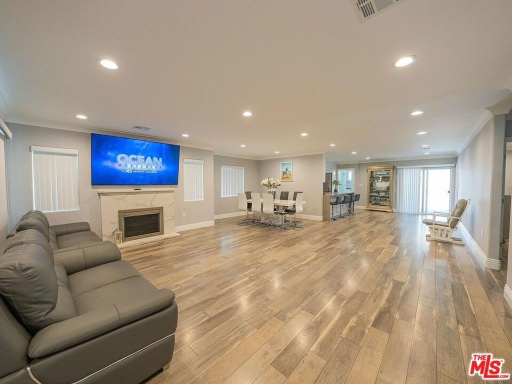 7001 Mammoth Avenue, Los Angeles