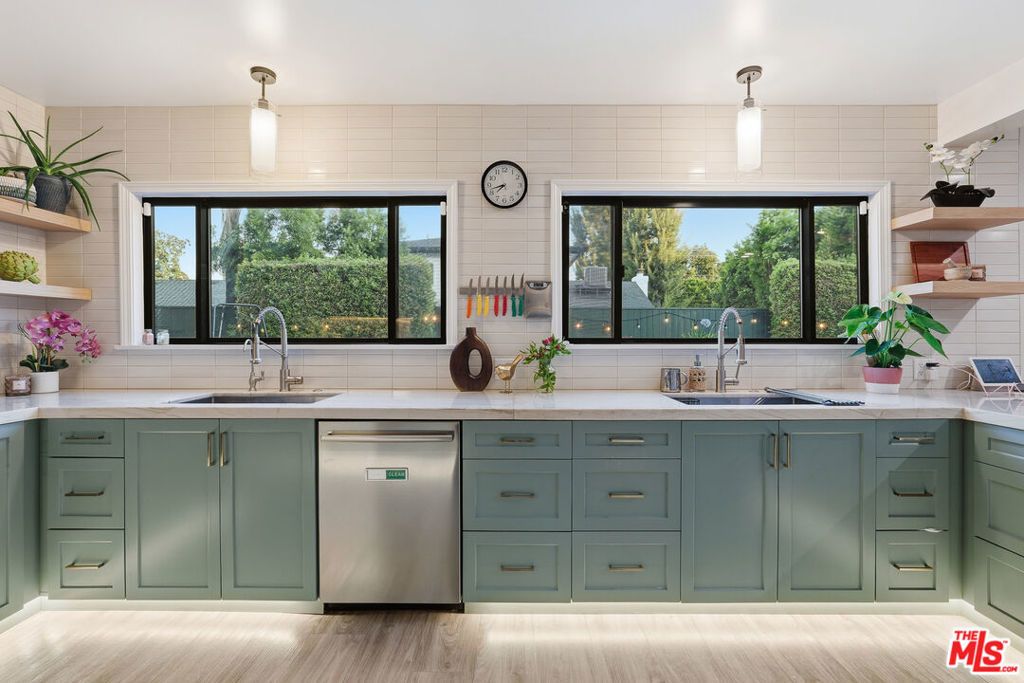5220 Mary Ellen Avenue, Sherman Oaks