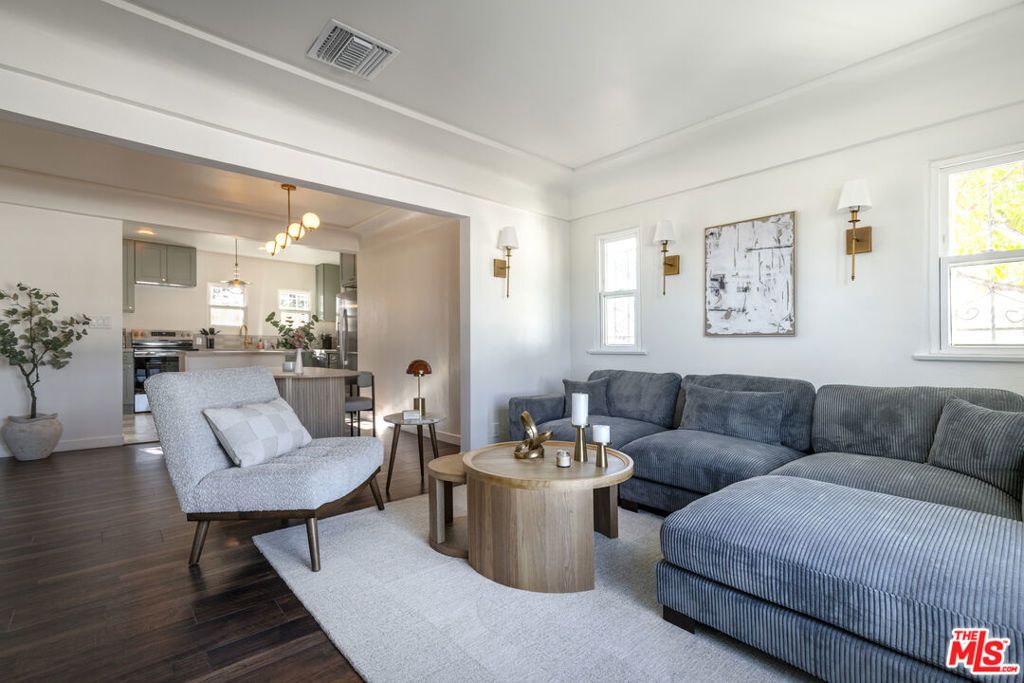 7853 Brighton Avenue, Los Angeles