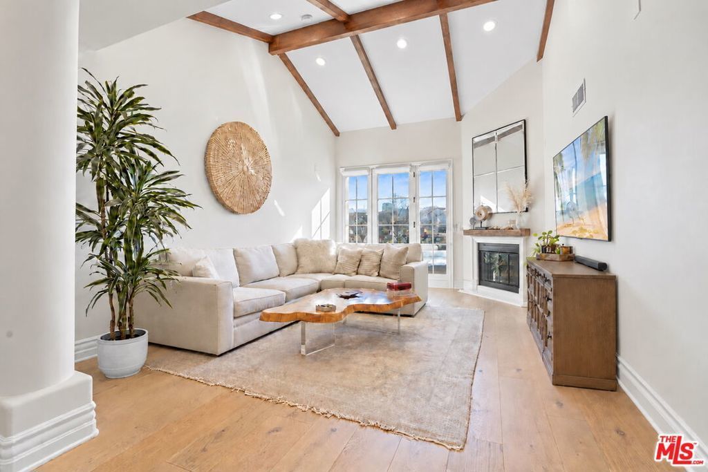 10618 Woodbridge Street # 304, Toluca Lake