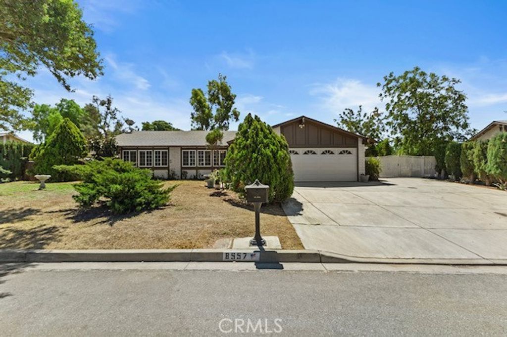 8557 Saddlecreek, Jurupa Valley