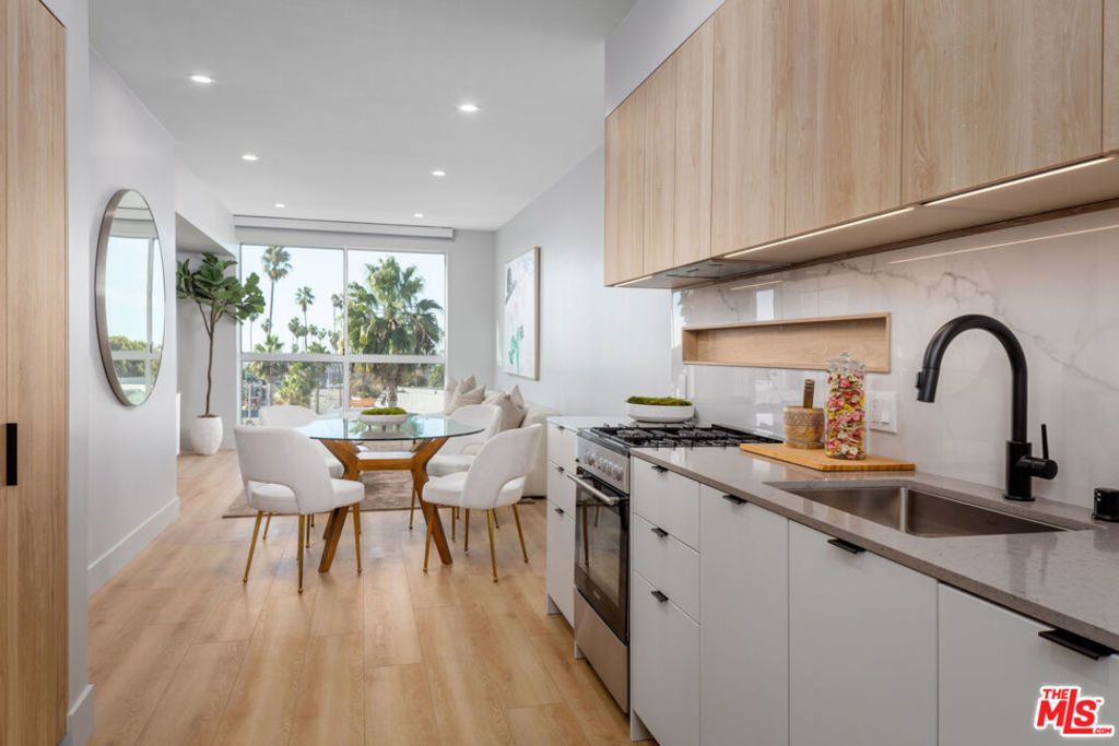 12431 Rochester Avenue # 102, Los Angeles