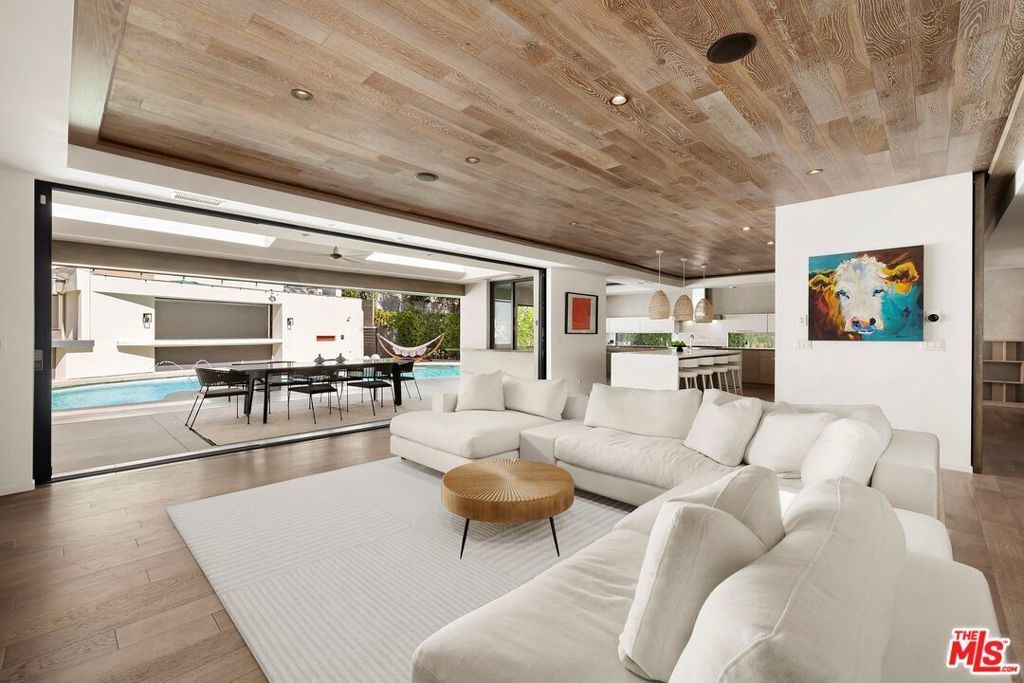 16957 Mooncrest Drive, Encino