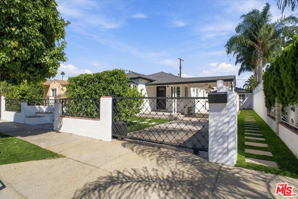 6522 Teesdale Avenue, North Hollywood