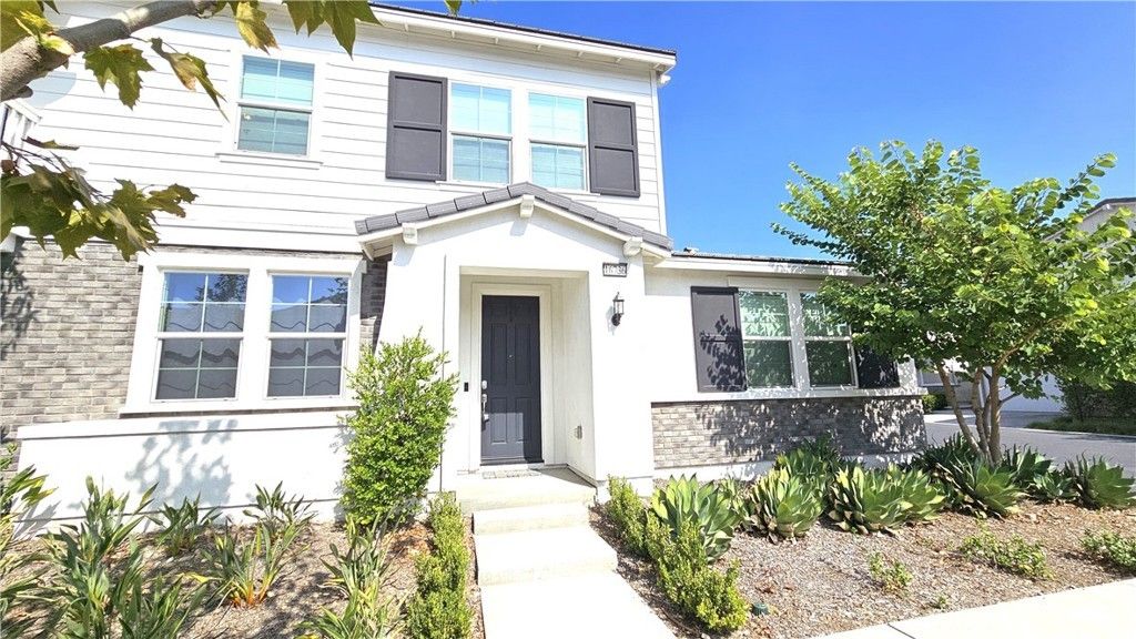 16736 Stags Leap, Fontana