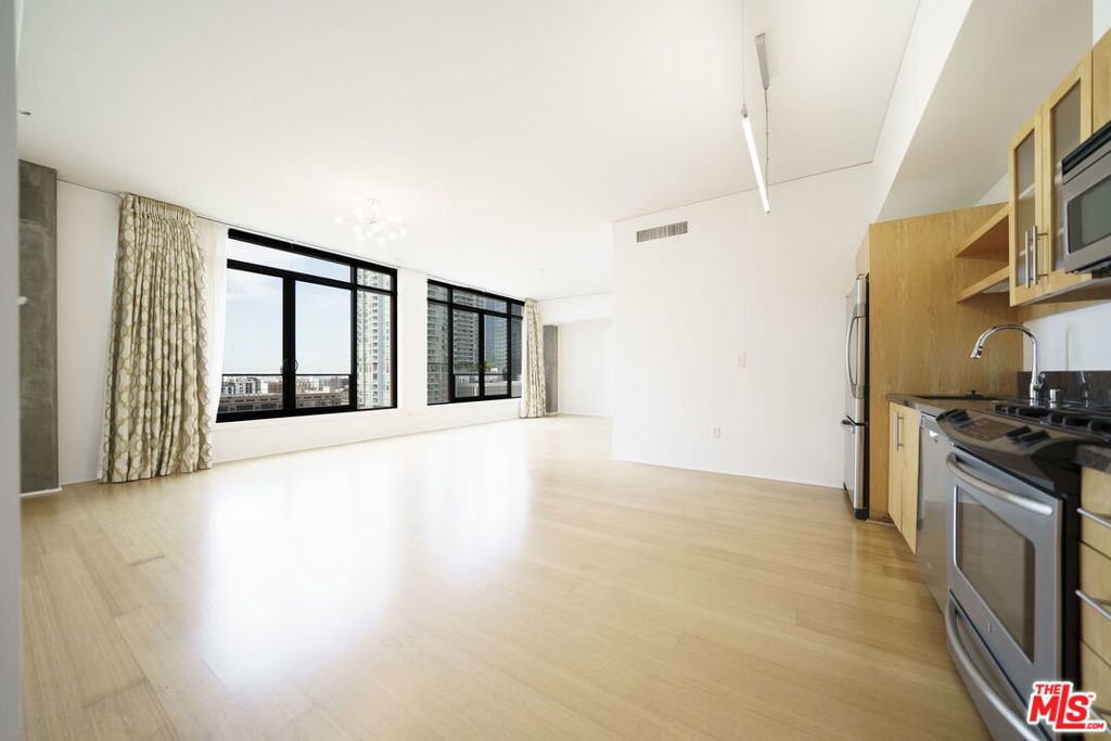 1111 S Grand Avenue # 819, Los Angeles