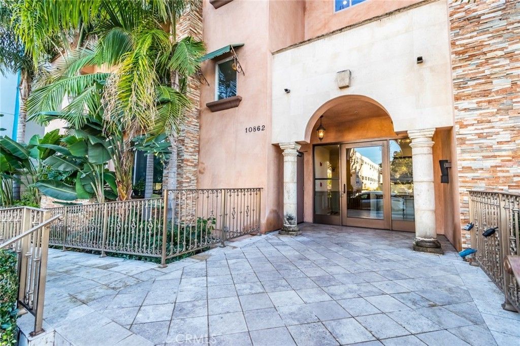 10862 Bloomfield # 203, Toluca Lake