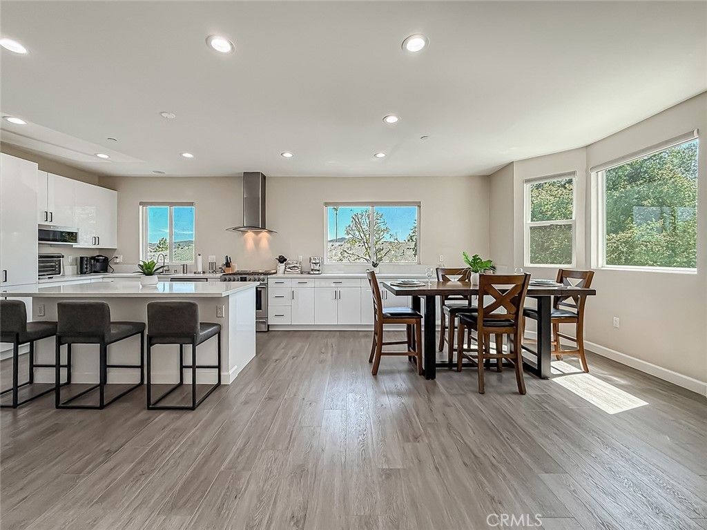 946 Warwick, Thousand Oaks