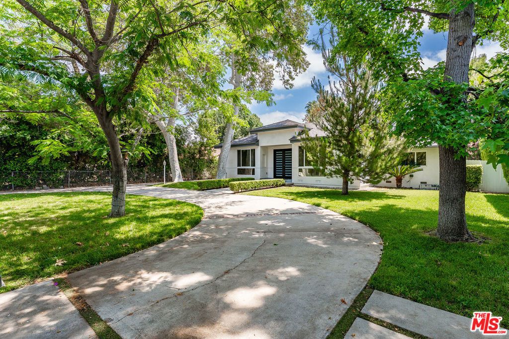 22904 Calvert Street, Los Angeles