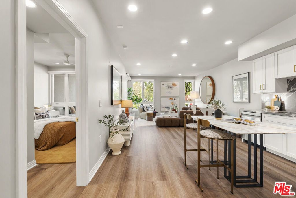 7428 Santa Monica Boulevard # 202, West Hollywood