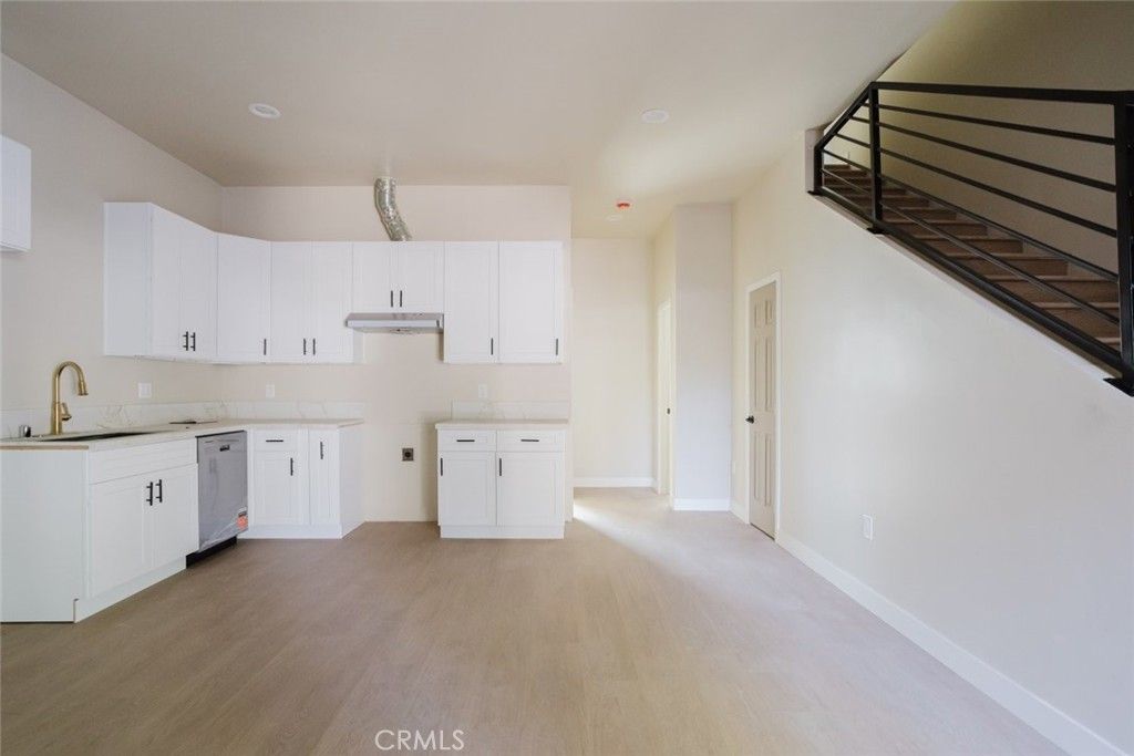 7350 Cozycroft Avenue, Winnetka
