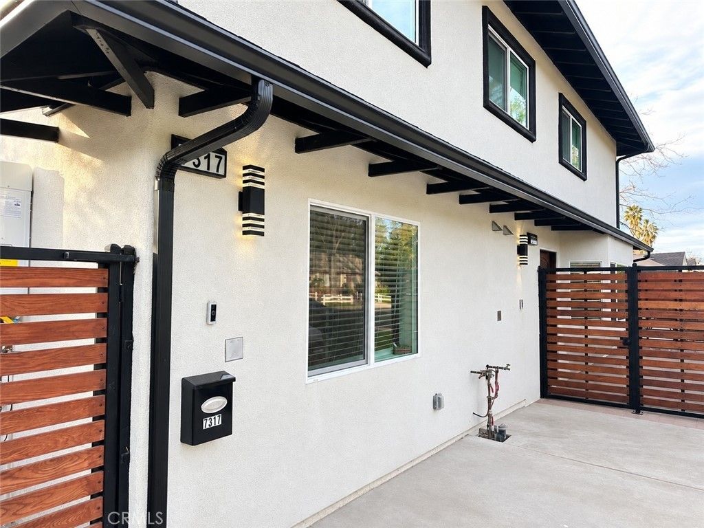 7321 Darby, Reseda