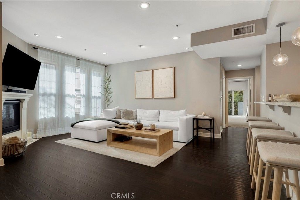 10639 Woodbridge Street # 206, Toluca Lake