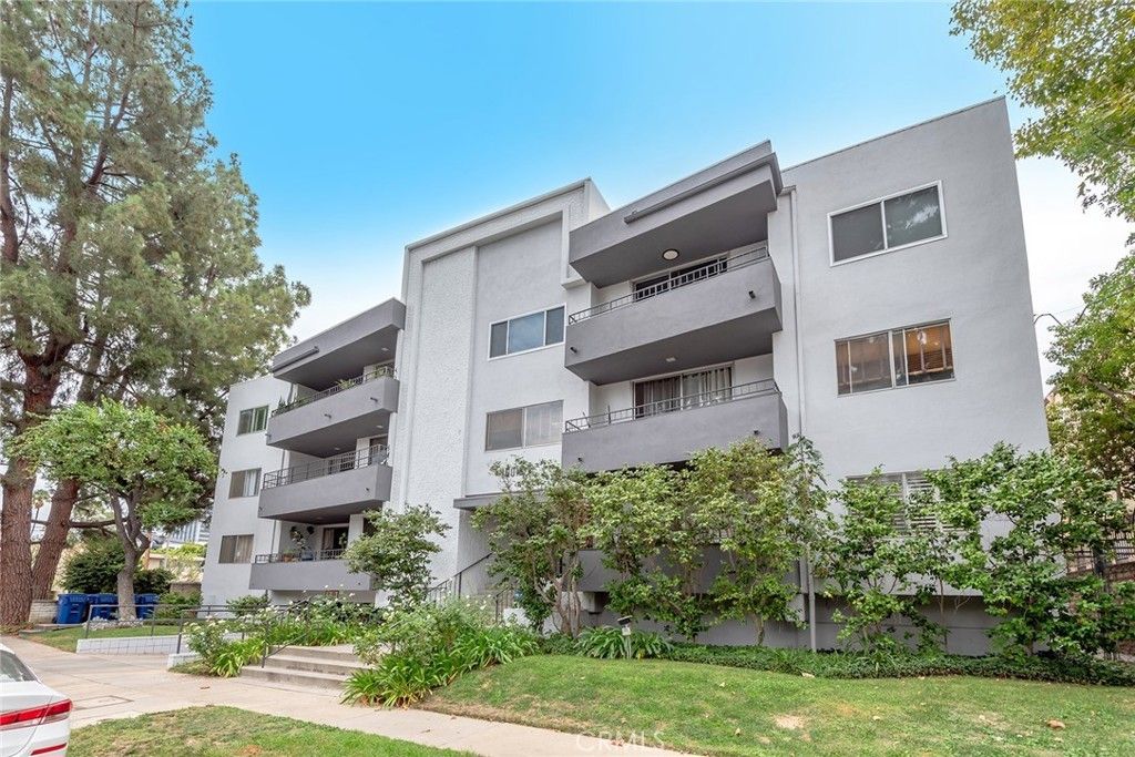 16012 Moorpark # 302a, Encino