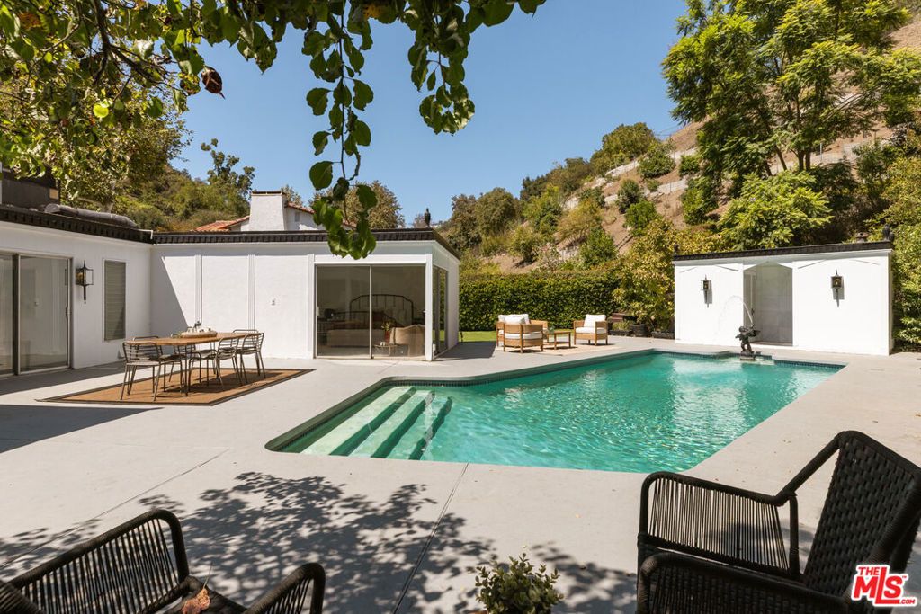 936 Chantilly Road, Los Angeles