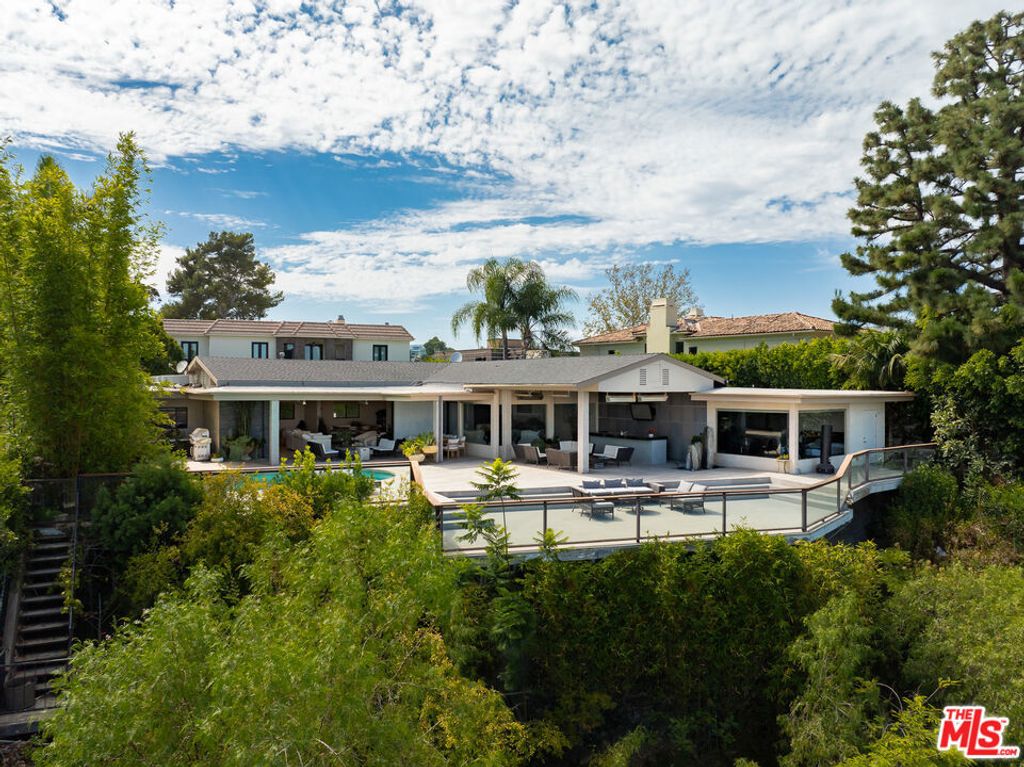 2052 Stradella Road, Los Angeles