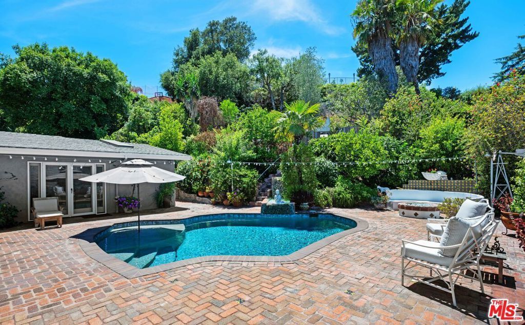 16582 Calneva Drive, Encino