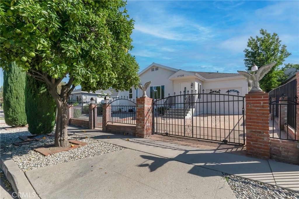 17706 Collins Street, Encino