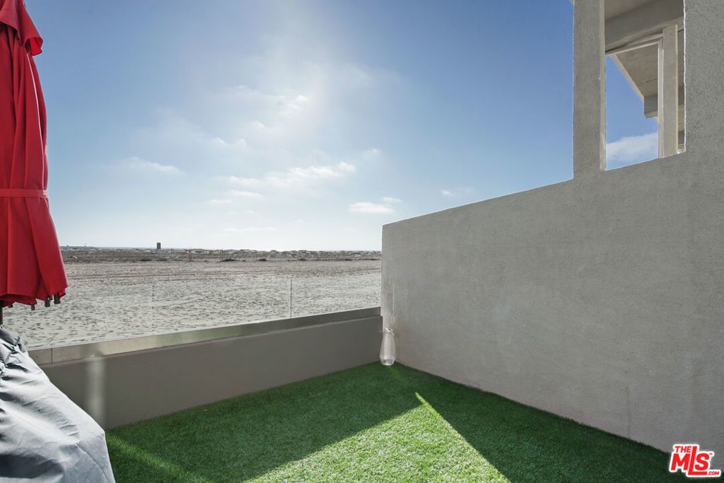 6 Voyage Street # 105, Marina Del Rey