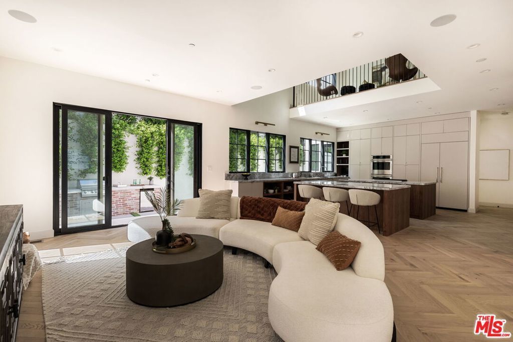 4624 Balboa Avenue, Encino