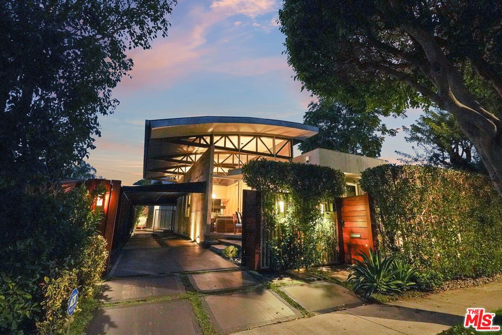 8735 Dorrington Avenue, West Hollywood