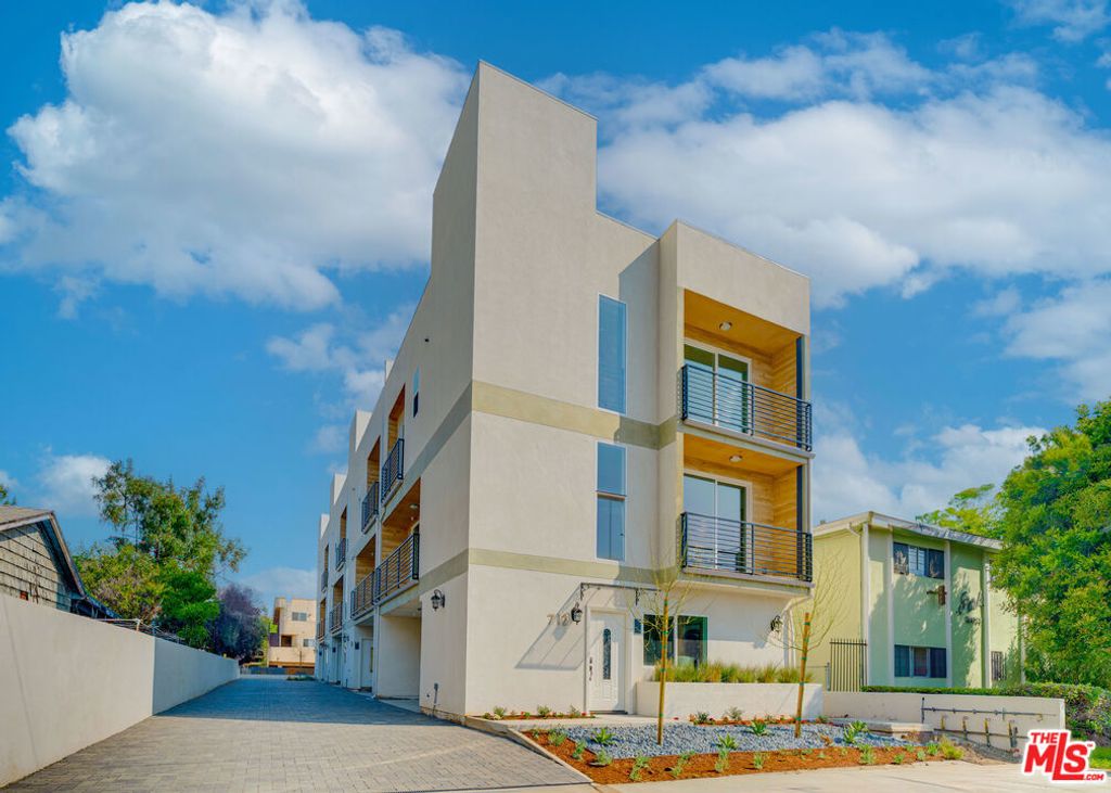 712 N. Chestnut Avenue, Los Angeles