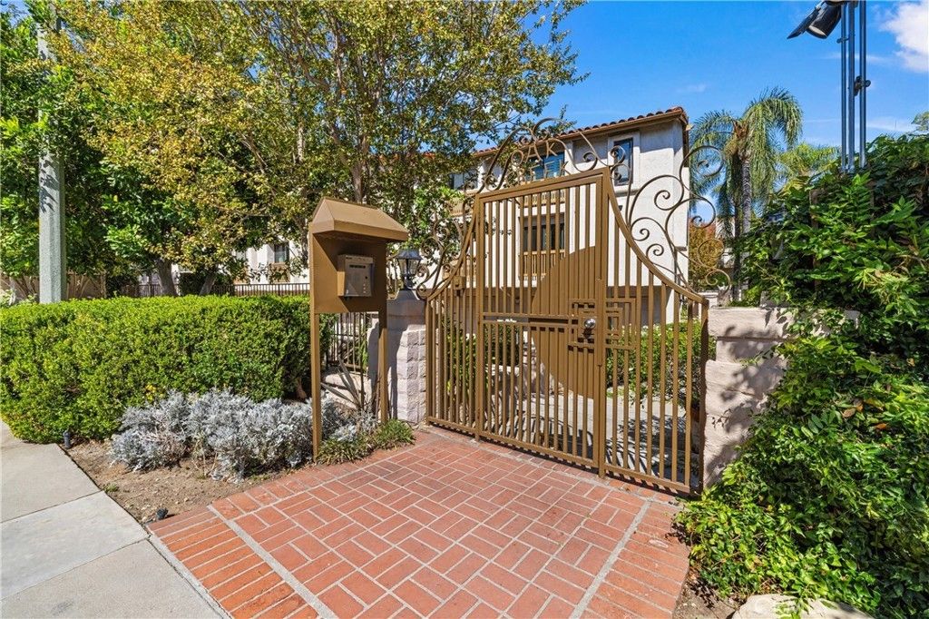 23473 Park Sorrento, Calabasas
