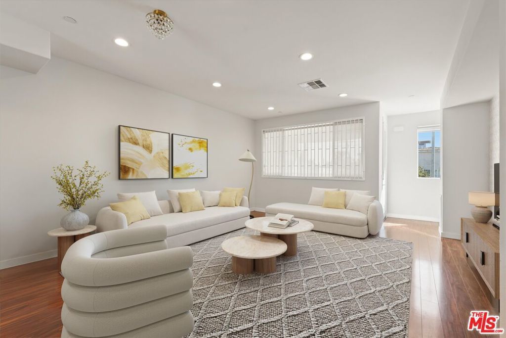 13225 Victory Boulevard, Van Nuys