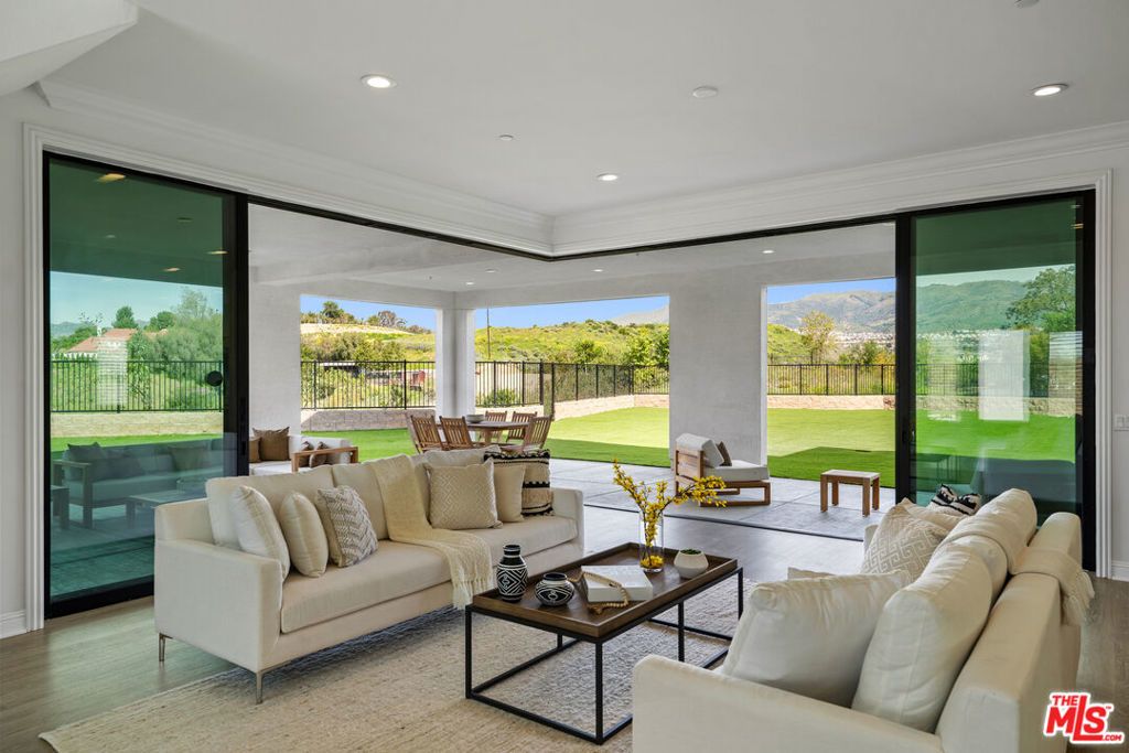 10615 Wood Briar Court, Chatsworth