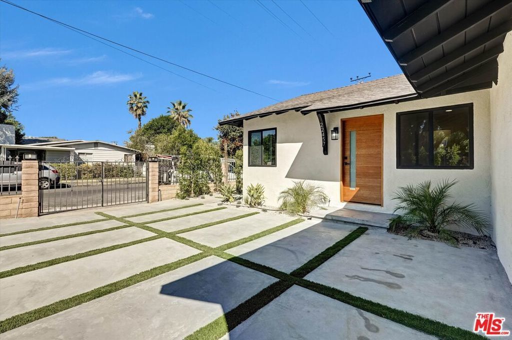 22457 Clarendon St, Los Angeles