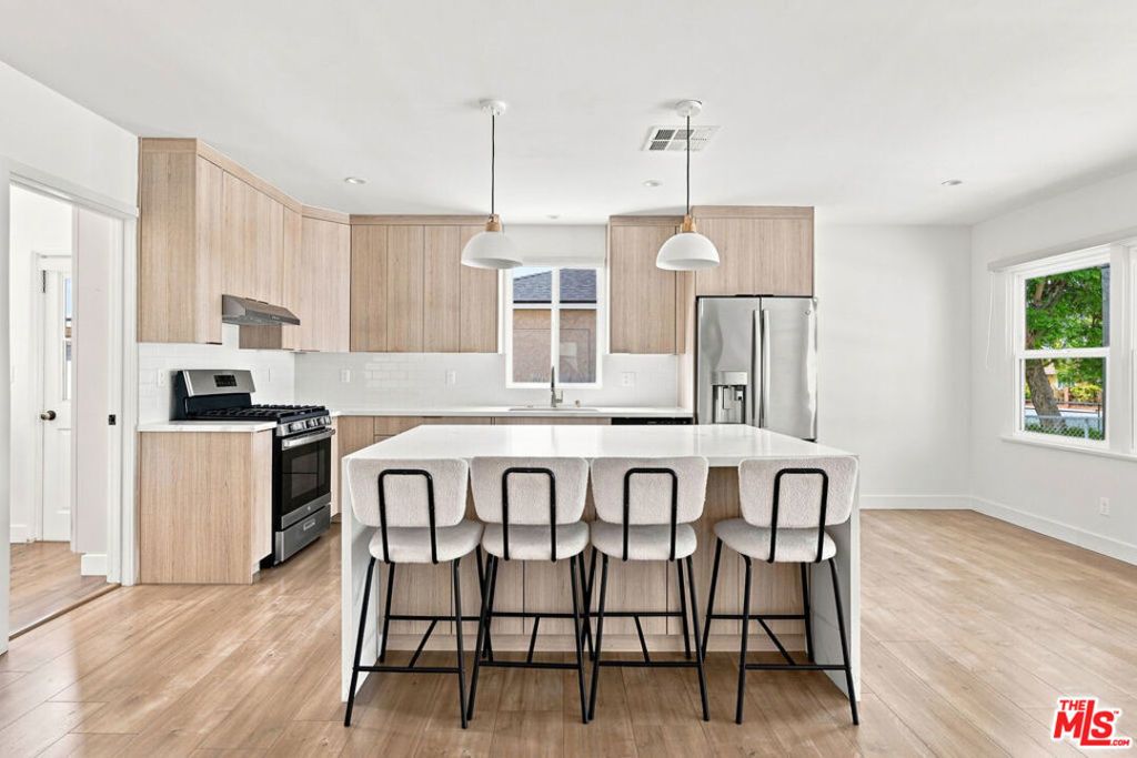 6328 Camellia Avenue, Los Angeles