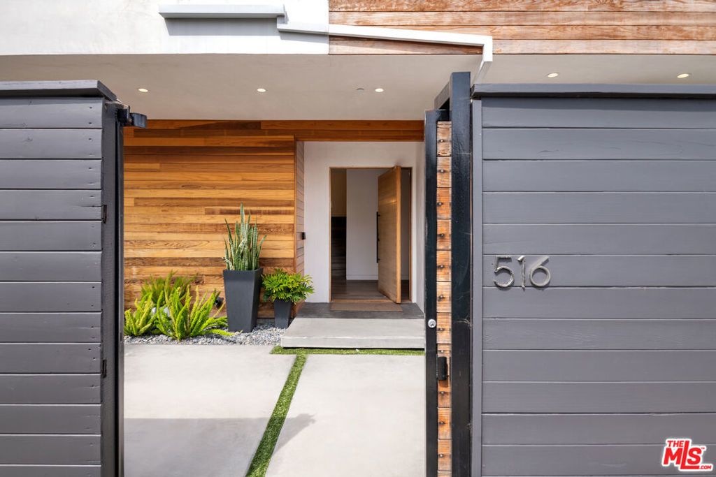 516 Vernon Avenue, Venice