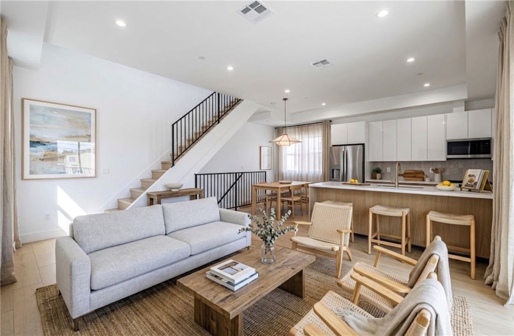 5935 A Woodman, Sherman Oaks