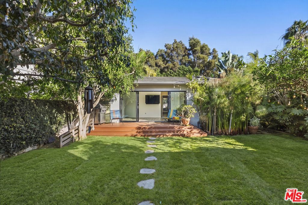 629 Crestmoore Place, Venice