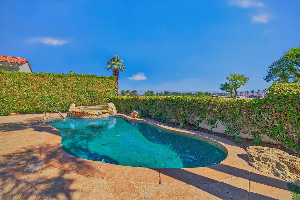 51120 Mango, La Quinta