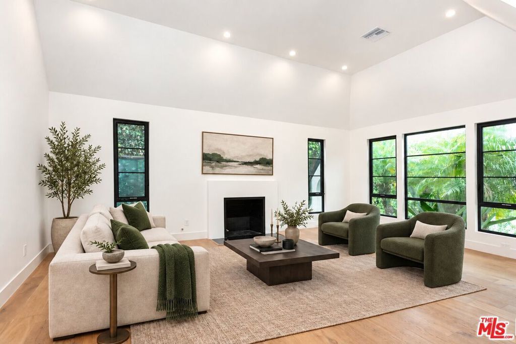 132 N Kilkea Drive, Los Angeles